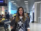Com look comportado, Nicole Bahls embarca em aeroporto no Rio