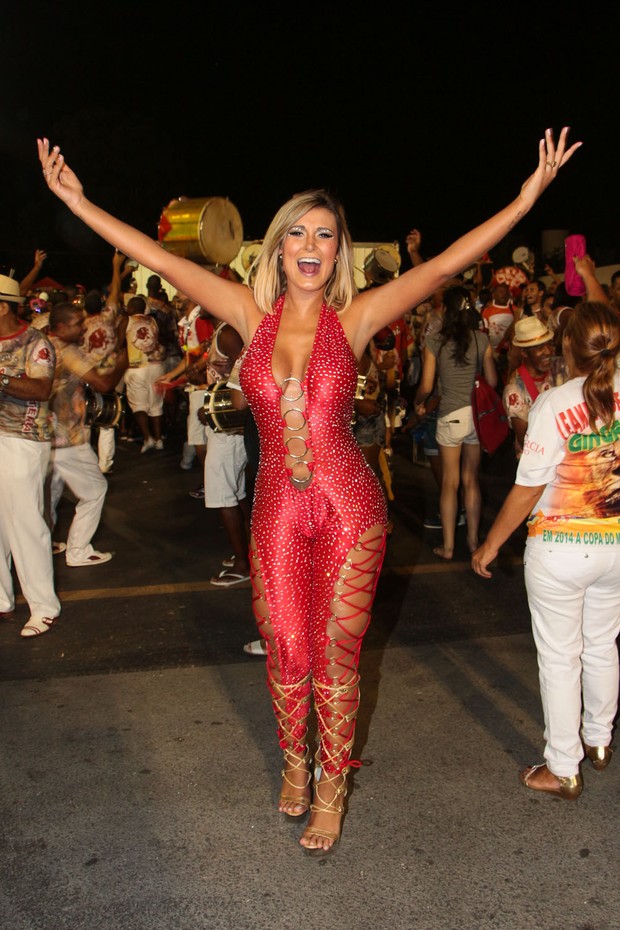 Andressa Urach de macacão coladinho e decotado em ensaio de carnaval (Foto: Danilo Carvalho e Thais Aline/ Ag. Fio Condutor)