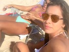 Adriana Sant'Anna curte praia ao lado da mãe