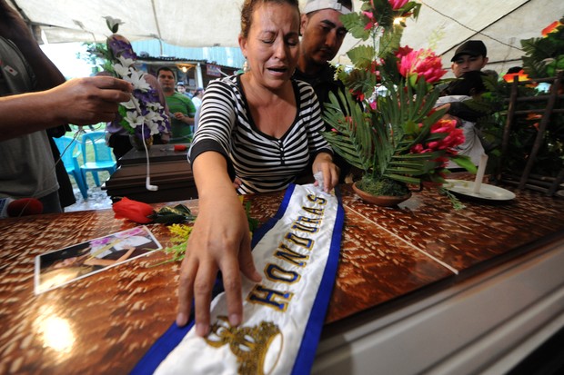 Mãe da Miss Honduras Mundo (Foto: AFP)