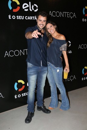 Joaquim Lopes e Carol Sampaio em show na Zona Oeste do Rio (Foto: Rafael Faro/ Divulgação)