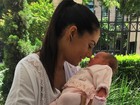 Mônica Carvalho posta foto muito fofa com a filha recém-nascida