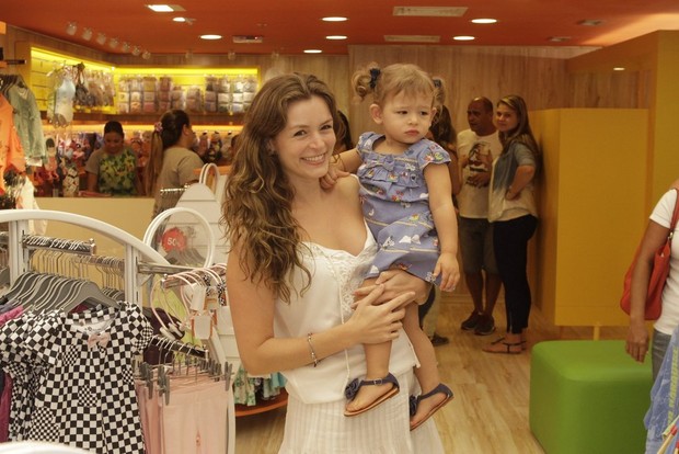 Bianca Castanho com a filha em lançamento de loja infantil (Foto: Isac Luz / EGO)