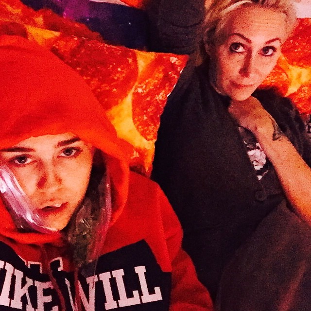 Miley Cyrus posta montagem com a mãe, Tish: Melhor enfermeira (Foto: Reprodução/Instagram)
