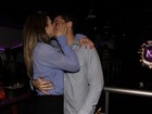 Rafael Almeida ganha beijo de Alinne Rosa em festa de aniversário no Rio