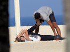 Yasmin Brunet mantém corpo em forma com treino em praia do Rio