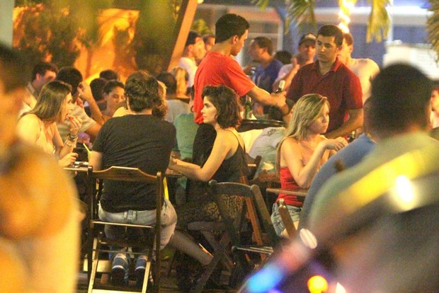 Vanessa Giácomo com namorado em barzinho na Barra da Tijuca, RJ (Foto: Delson Silva / Agnews)