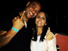 Adriano faz gesto obsceno com noiva: 'Para quem inventa brigas'