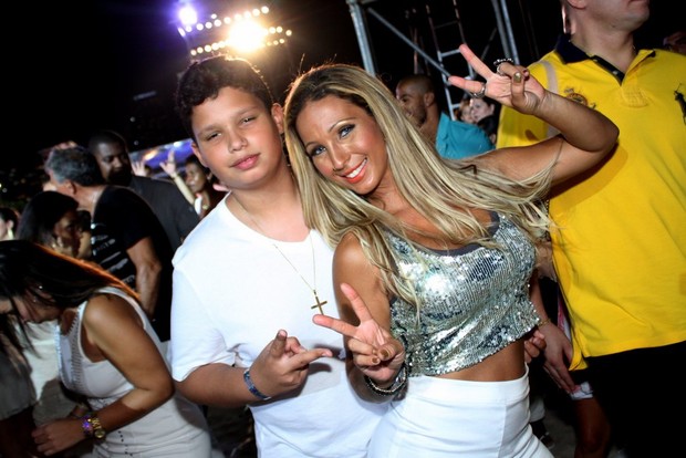 Valesca Popozuda e seu filho Pablo (Foto: Henrique Oliveira/ Photo Rio News)