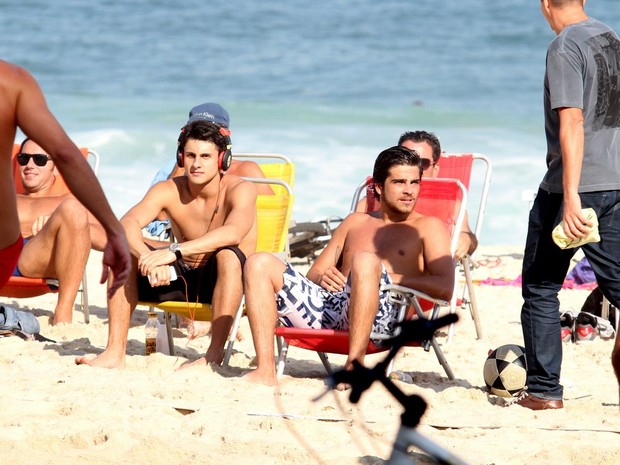 Bernardo Mesquita na praia com amigos (Foto: Henrique Oliveira / Foto Rio News)