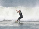 Mario Frias tem dia de surfe na praia