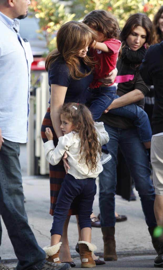 X17 - Jennifer Lopez com os filhos Emme e Max em bastidores de filmagem em Los Angeles, nos Estados Unidos (Foto: X17online/ Agência)