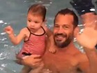 Malvino Salvador se diverte com a filha caçula, Ayra, em piscina