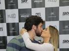 Claudia Leitte beija o marido em show na quadra da Mocidade