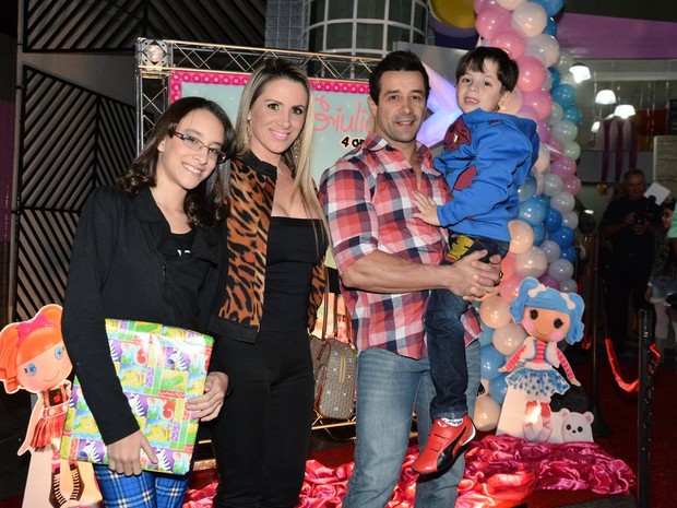 Marcos Oliver com a família (Foto: Caio Duran e Thiago Duran/AgNews)