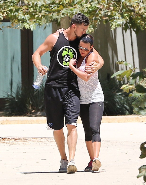 X17 - Lea Michele e o namorado, Matthew Paetz, em Los Angeles, nos Estados Unidos (Foto: X17online/ Agência)