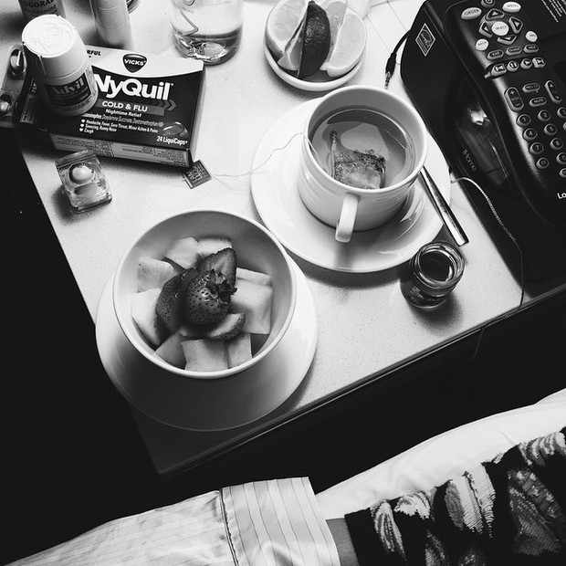 Bruna Marquezine mostra bandeja com chá e remédios (Foto: Instagram)