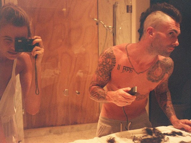 Behati Prinsloo e Adam Levine em banheiro (Foto: Instagram/ Reprodução)