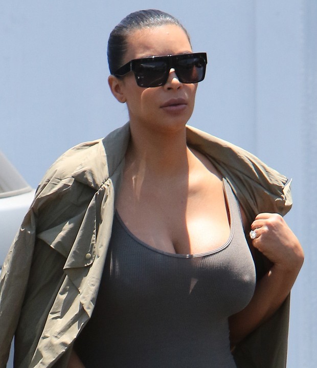 X17 - Grávida, Kim Kardashian faz compras em Los Angeles, nos Estados Unidos (Foto: X17online/ Agência)