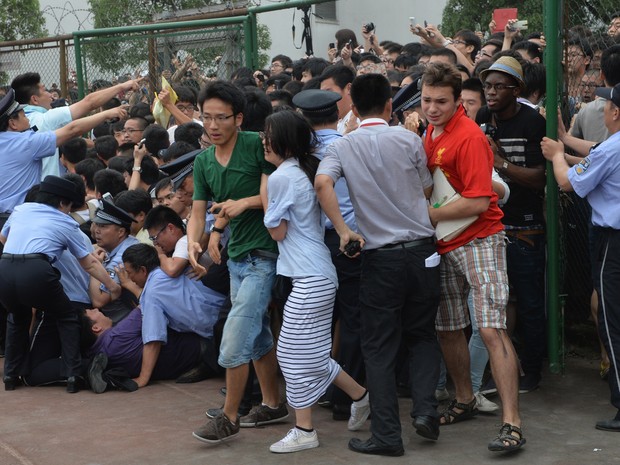 Tumulto em evento com David Beckham na Universidade Tongji, em Xangai, na China (Foto: Peter Parks/ AFP)