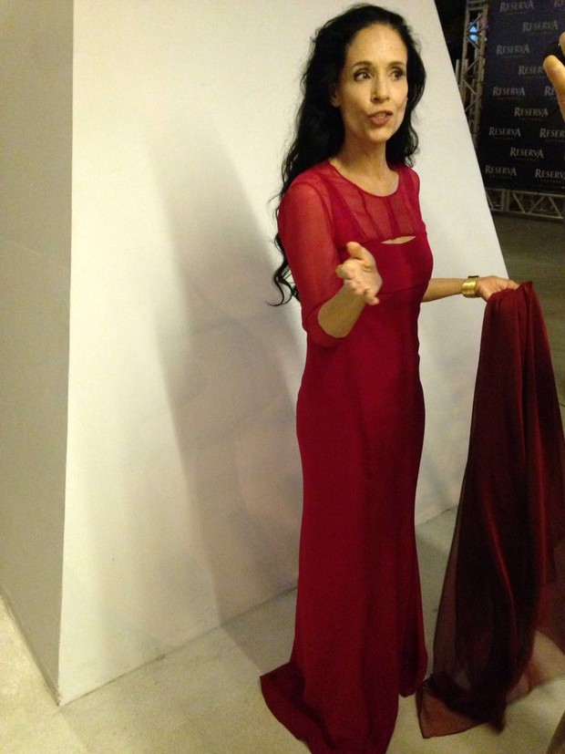 Sônia Braga usa vestido vermelho em lançamento de filme no Brasil (Foto: Rafael Godinho /Ego)