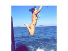 Fernanda Souza posta foto pulando do barco de biquíni: 'Birutinha'
