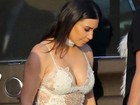 Kim Kardashian usa vestido decotado para curtir festa com a família