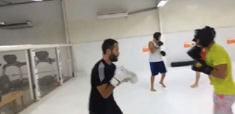 Malvino Salvador fazendo aula de boxe (Foto: Instagram / Reprodução)