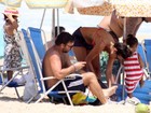 Marcelo Faria curte praia com a família