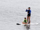 Marcelo Serrado pratica stand up paddle com a filha