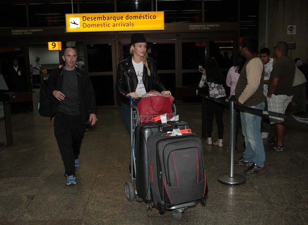 Candice Swanepoel desembarcando em SP (Foto: Orlando Oliveira/AgNews)