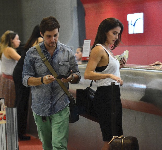 Deborah Secco no aeroporto (Foto: William Oda / AgNews)