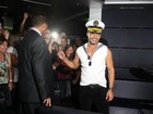 Vestido de marinheiro, Zezé Di Camargo curte festa em cruzeiro