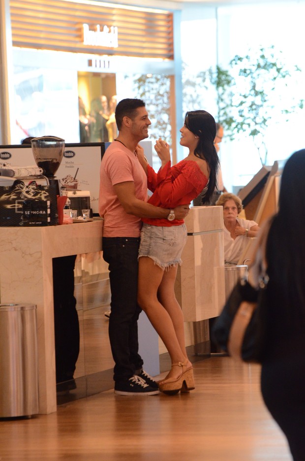Débora Lyra e o namorado no shopping (Foto: AgNews)