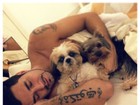 Latino posta foto ao lado dos seus cachorros: 'Laços da minha família'