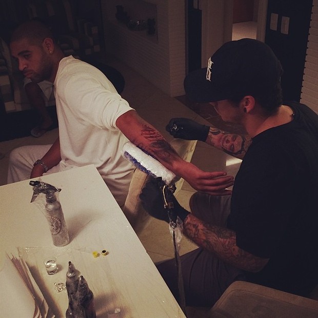Adriano faz tatuagem em homenagem à filha, Lara (Foto: Instagram/ Reprodução)