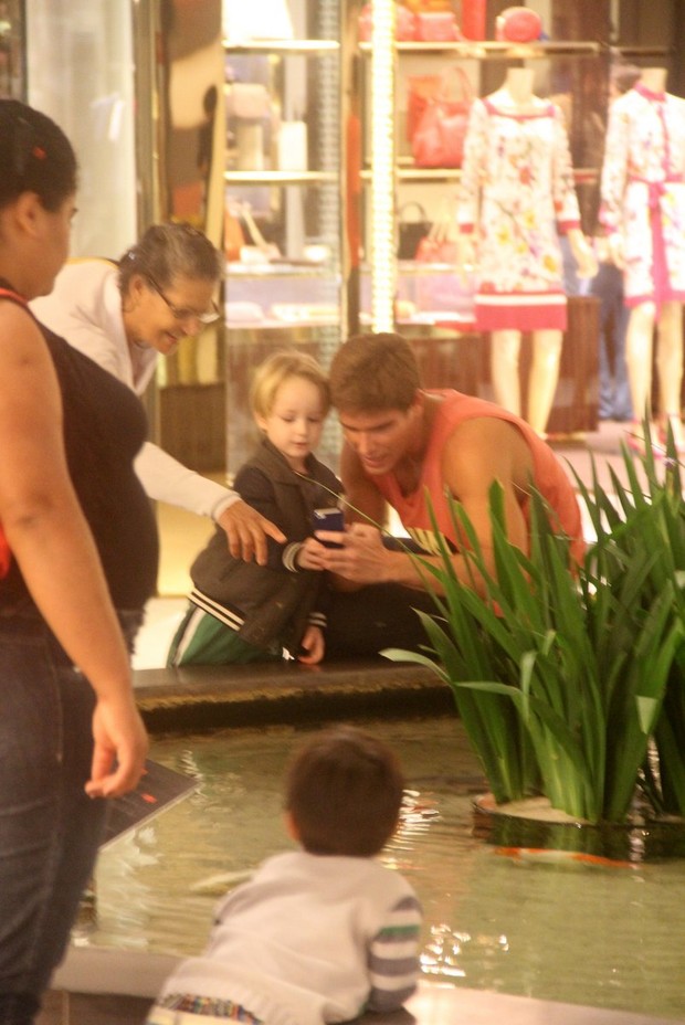 Jonatas Faro passeia com filho em shopping (Foto: Johnson parraguez-photorionews)