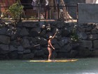 Juliana Didone faz stand up paddle na praia e fica presa pela correnteza