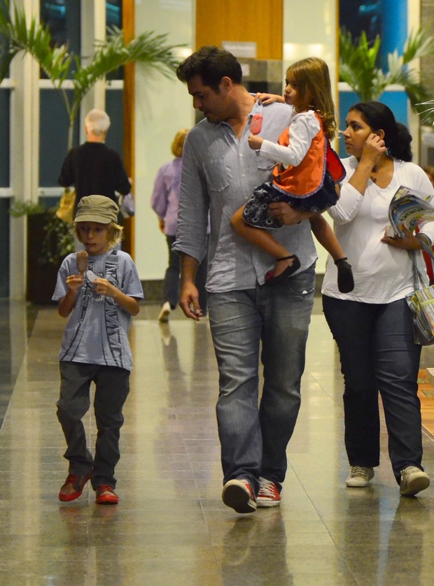 Thiago Lacerda e Vanessa Lóes com os filhos (Foto: Henrique Oliveira / Agnews)