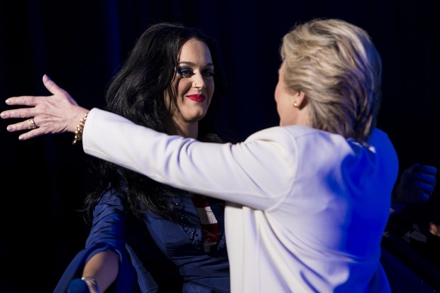 Katy Perry e Hillary Clinto em comício da candidata democrata na Filadélfia (Foto: AFP)