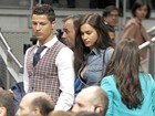 Estiloso, Cristiano Ronaldo vai com a namorada a jogo de basquete