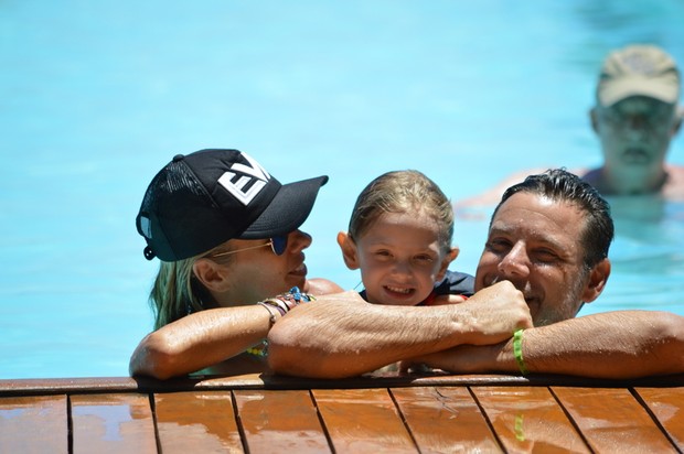 Adriane Galisteu de férias com a família  (Foto: Felipe Souto Maior/ AgNews)