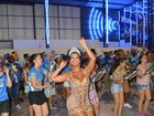 Rainha de bateria Cinthia Santos samba com vestido transparente