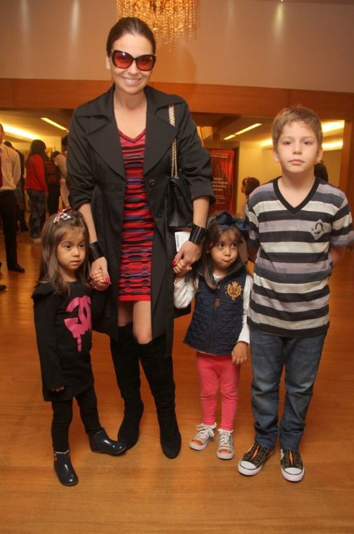 Giovanna Antonelli e filhos (Foto: Daniel Delmiro/Agnews)