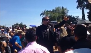 Seguranças tentam organizar enterro de José Rico (Foto: EGO)