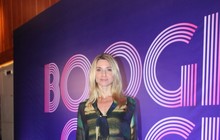 Letícia Spiller vai de shortinho à coletiva de 'Boogie oogie'