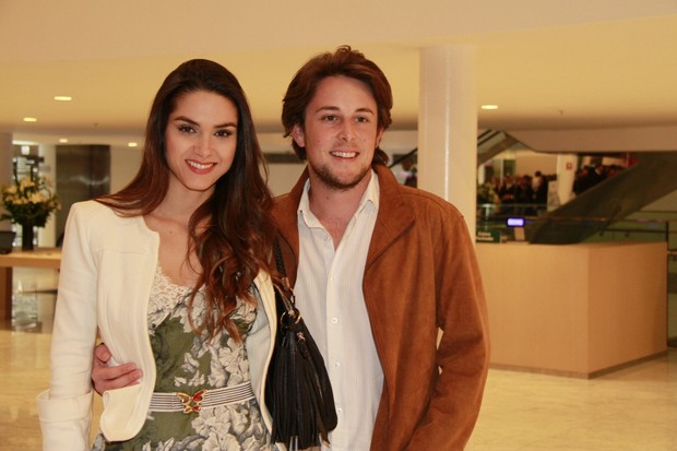 Fernanda Machado com o namorado (Foto: Isac Luz / EGO)