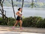 De top, Angela Vieira se exercita no Rio