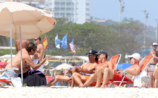 Bruce Springsteen curte praia com amigos no Rio (Foto: Andre Freitas e Gabriel Reis/ Ag. News)
