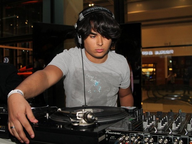 Igor, filho de Zeze di Camargo, se apresenta como DJ (Foto: Thiago Duran/AgNews)